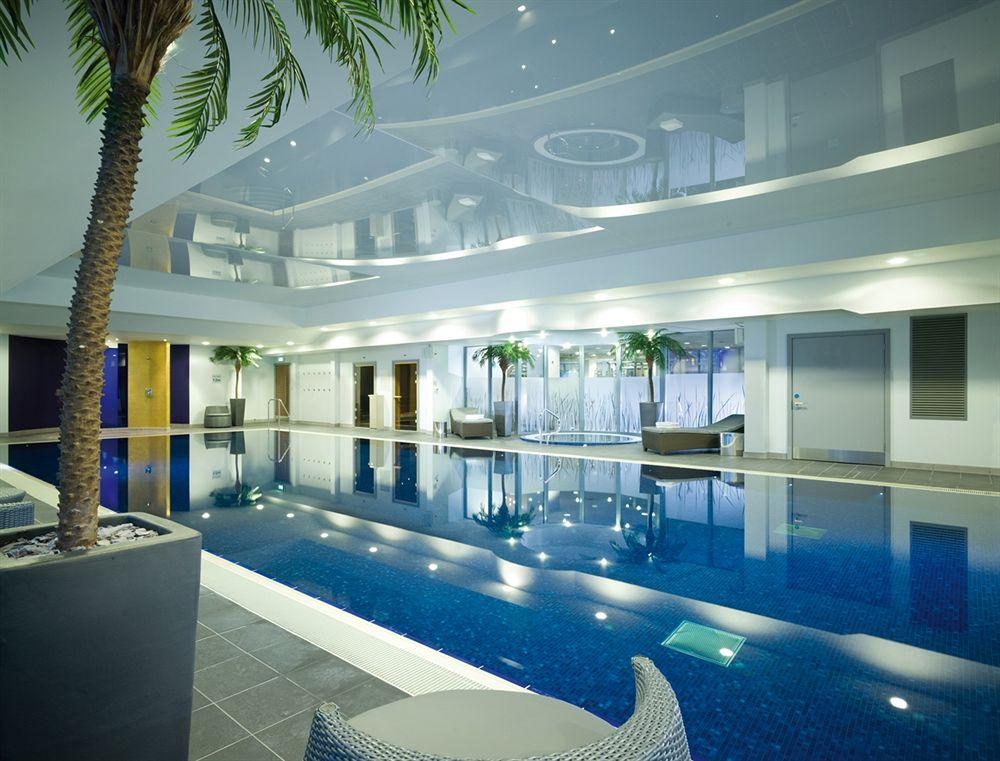 Vista Piscina Crowne Plaza Reading, an IHG Hotel