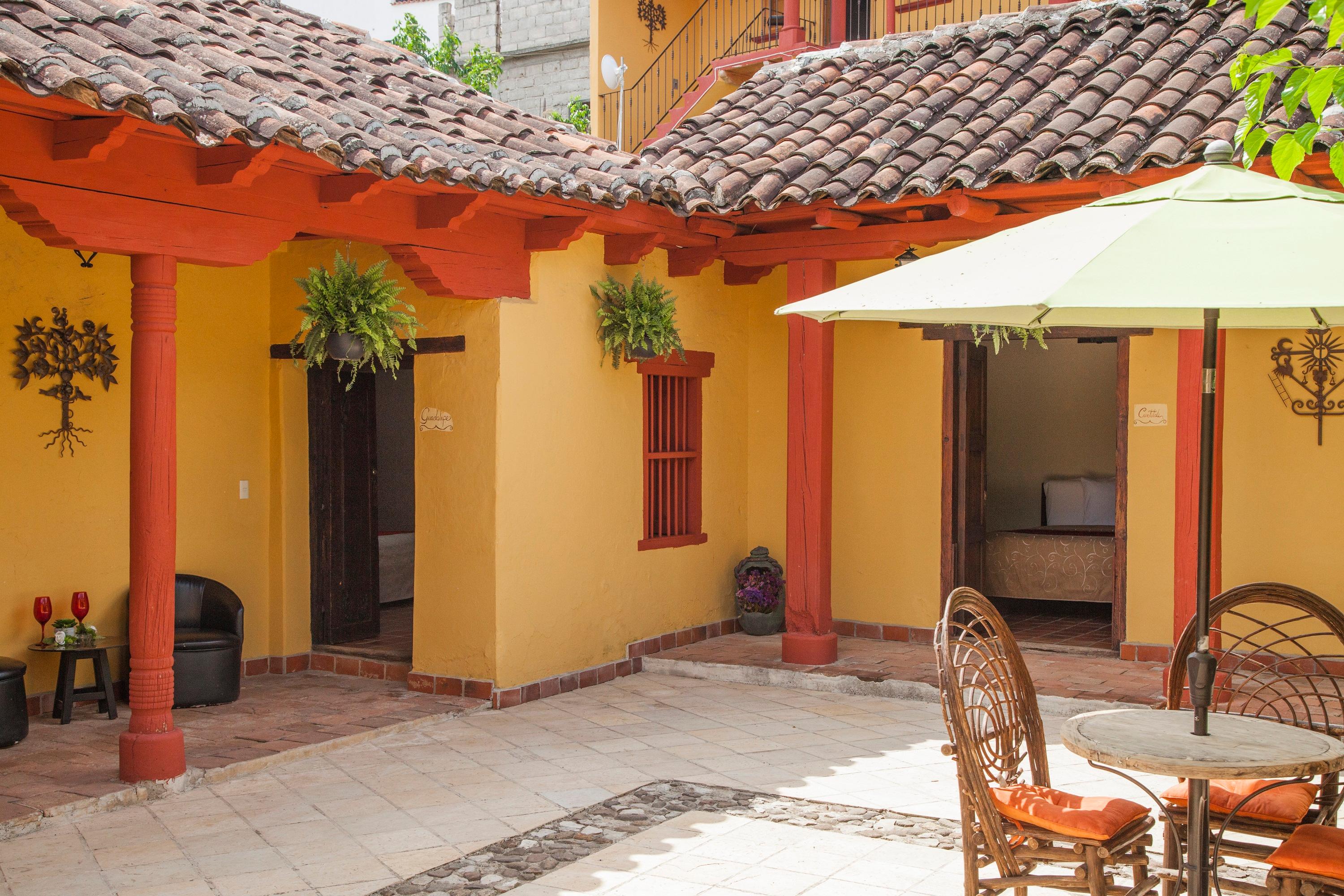 Varios Hotel Adobe & Teja