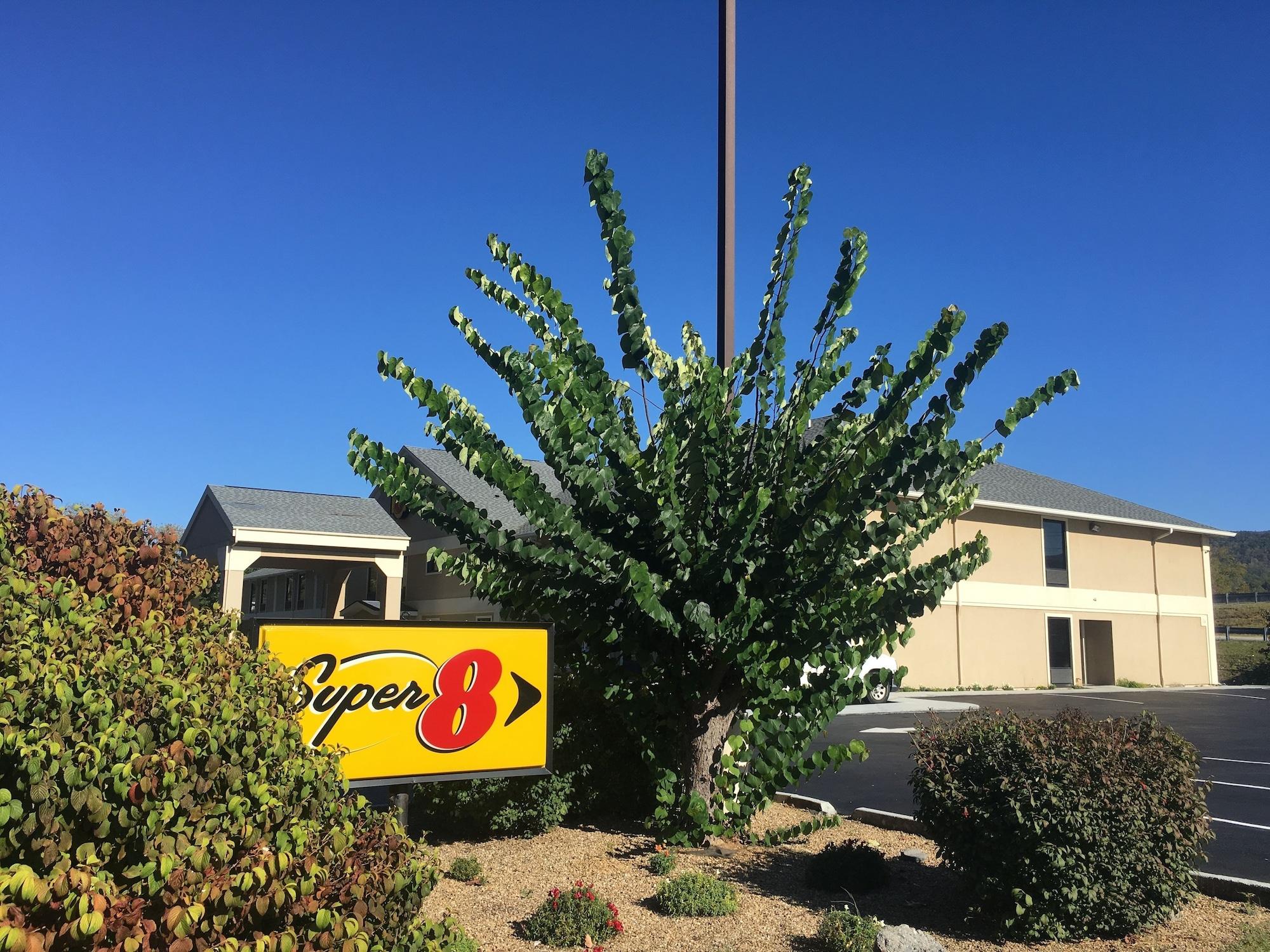 Vista Exterior Super 8 by Wyndham Erwin