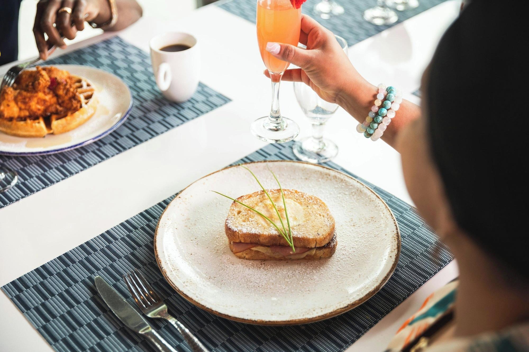Restaurant Le Meridien Atlanta Perimeter by Marriott