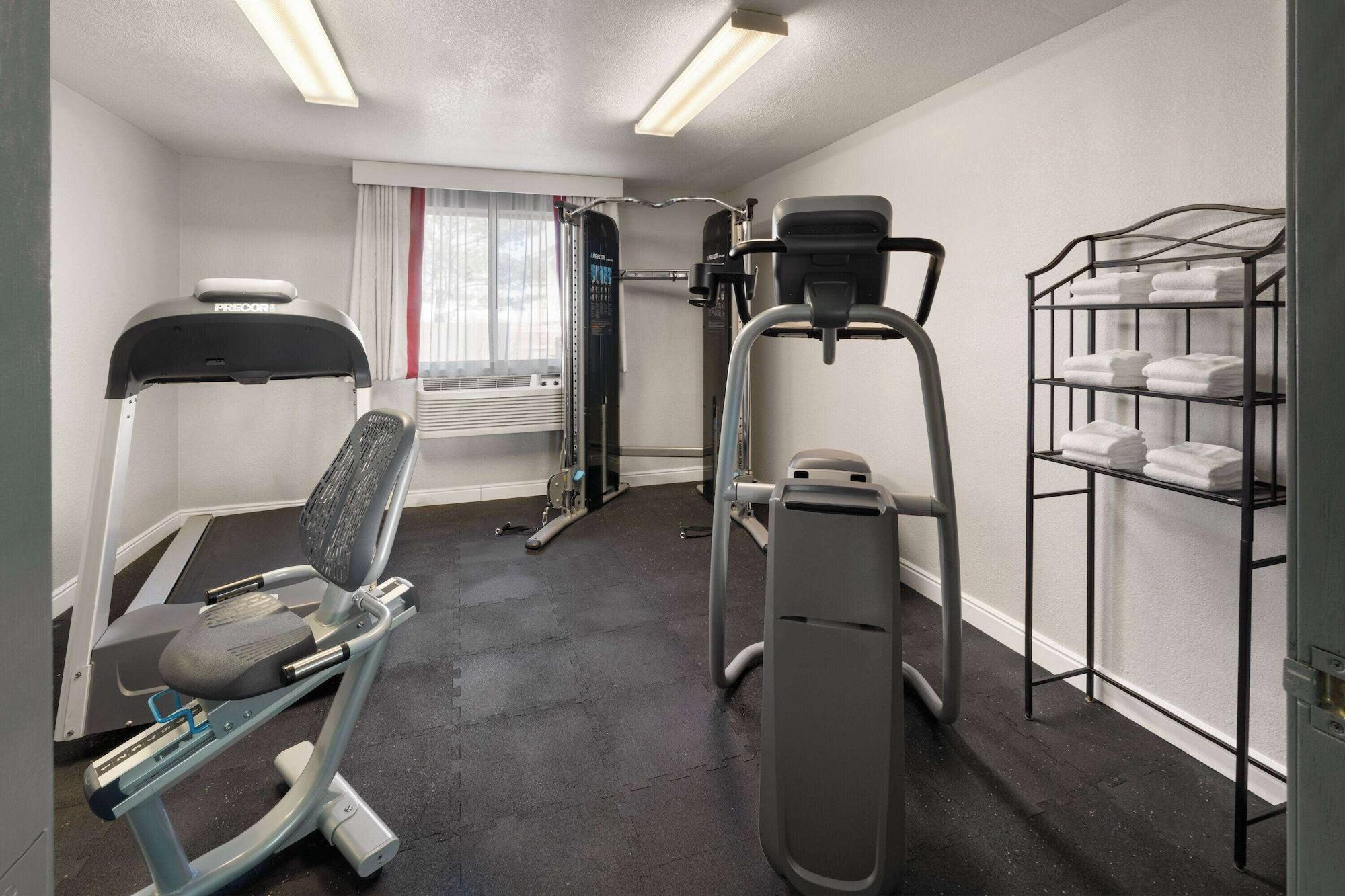 Gimnasio SYLO Hotel Denver Airport, a Ramada by Wyndham