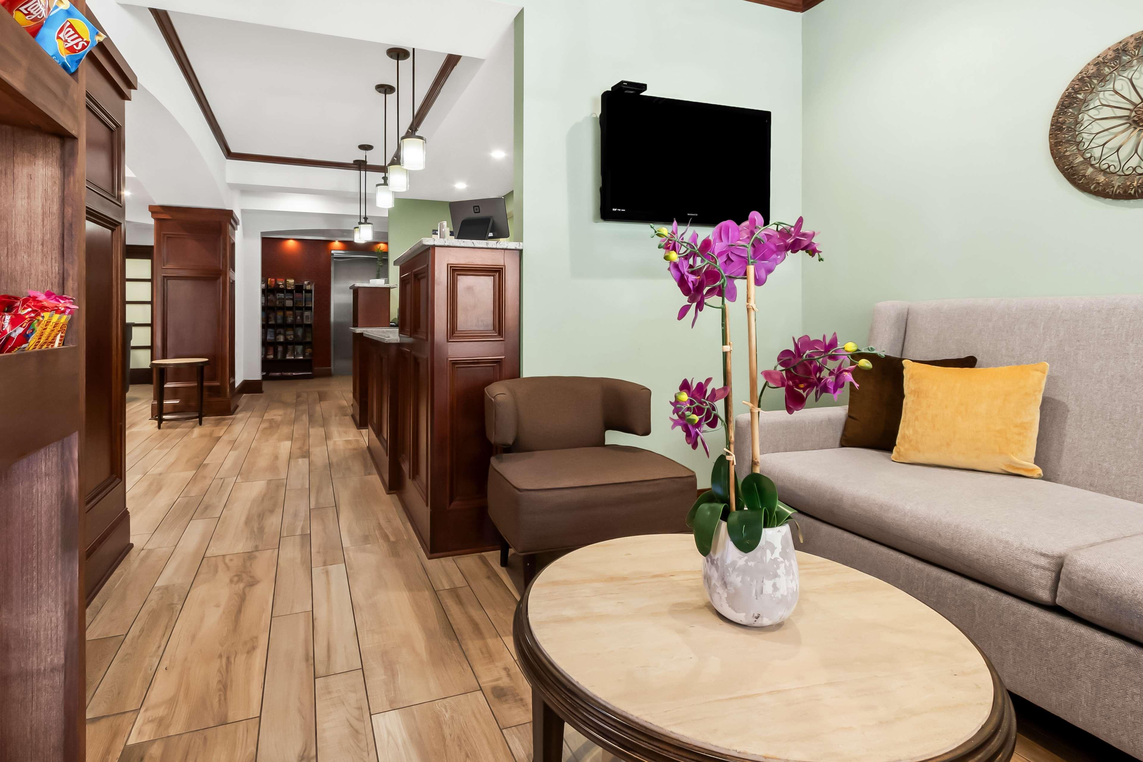 Vista Lobby Best Western Patriots Point