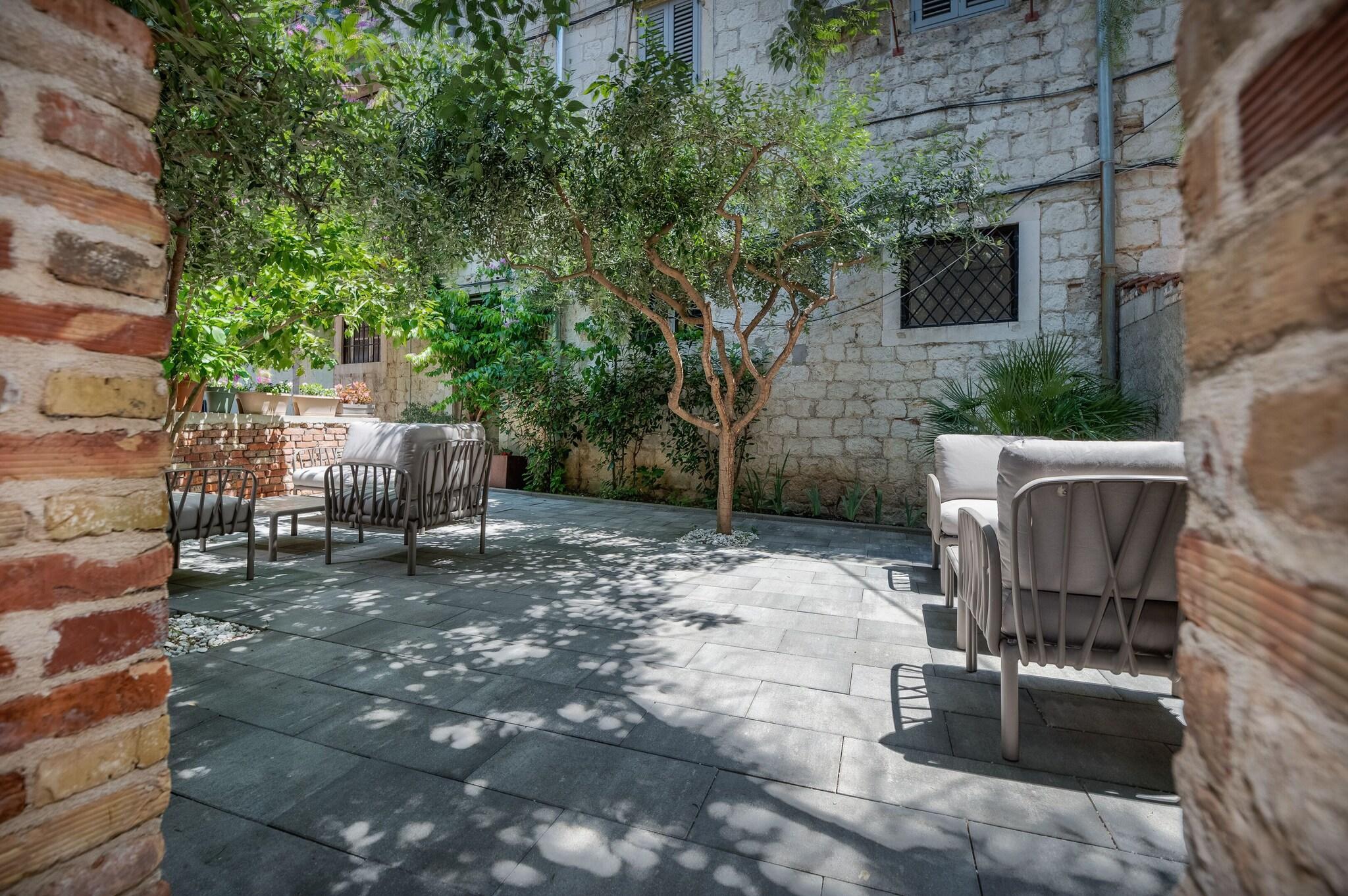 Varios Azur Palace Luxury Rooms