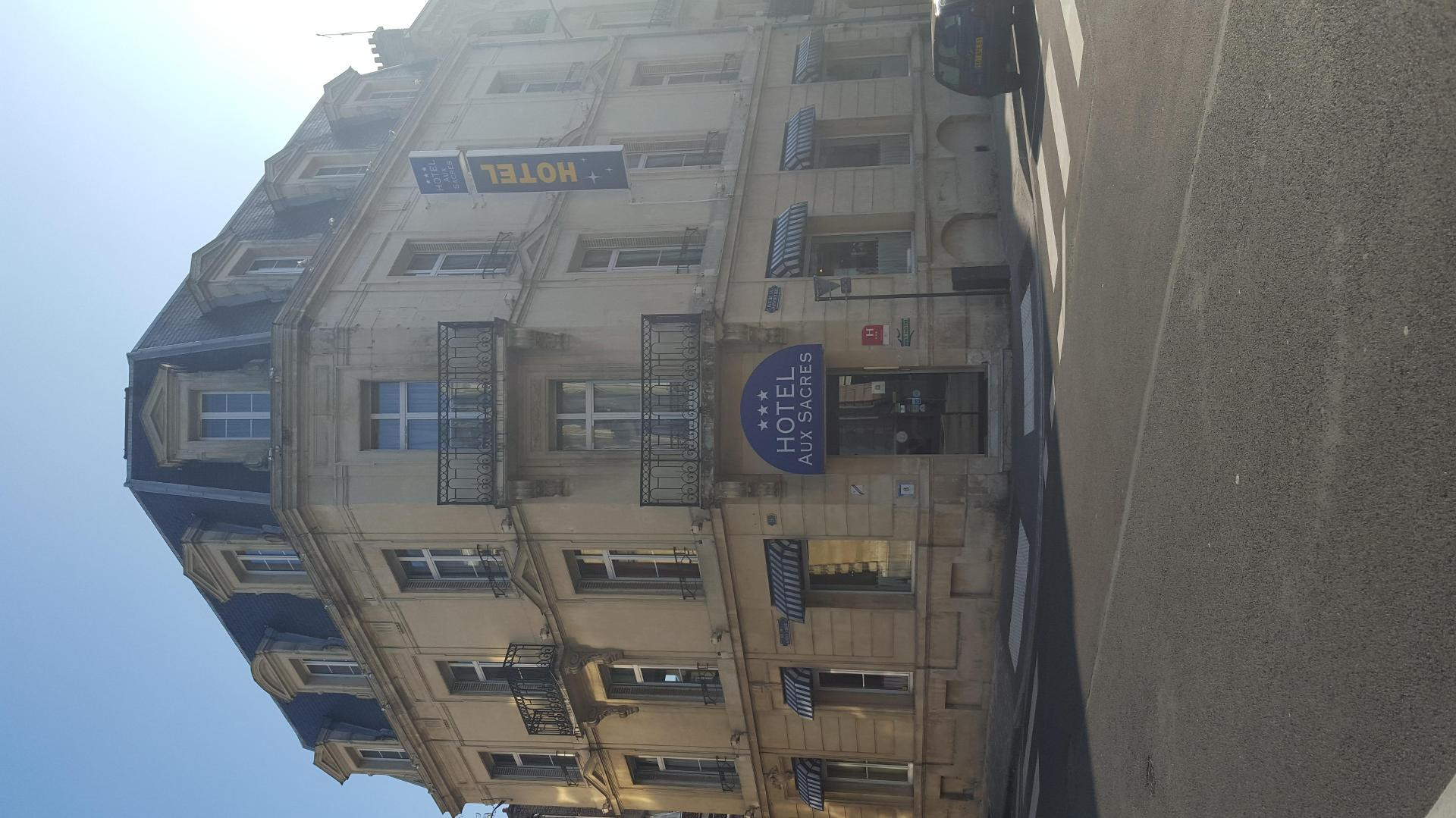 Vista Exterior Brit Hotel Aux Sacres