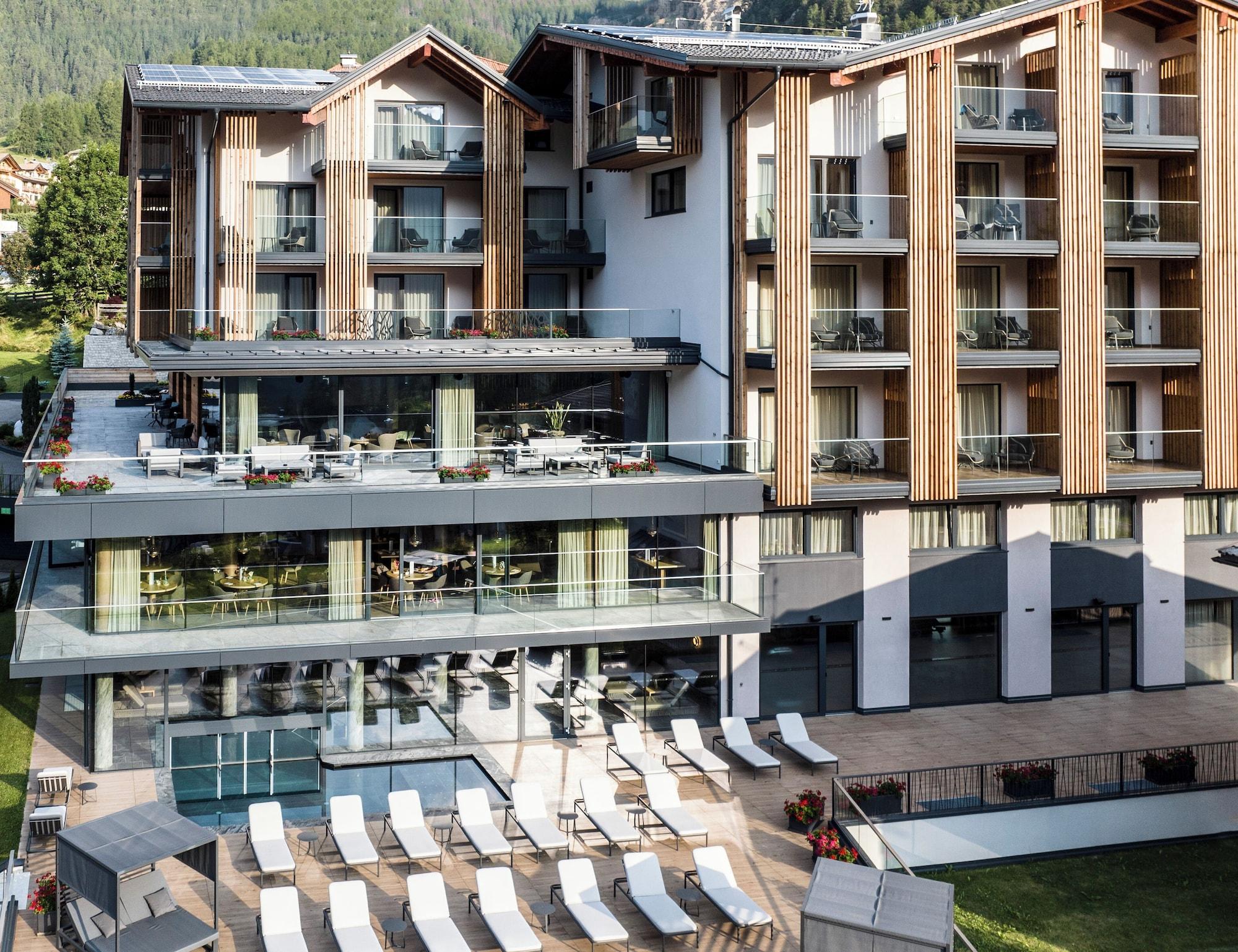 Vista Exterior Ciampedie Luxury Alpine Spa Hotel