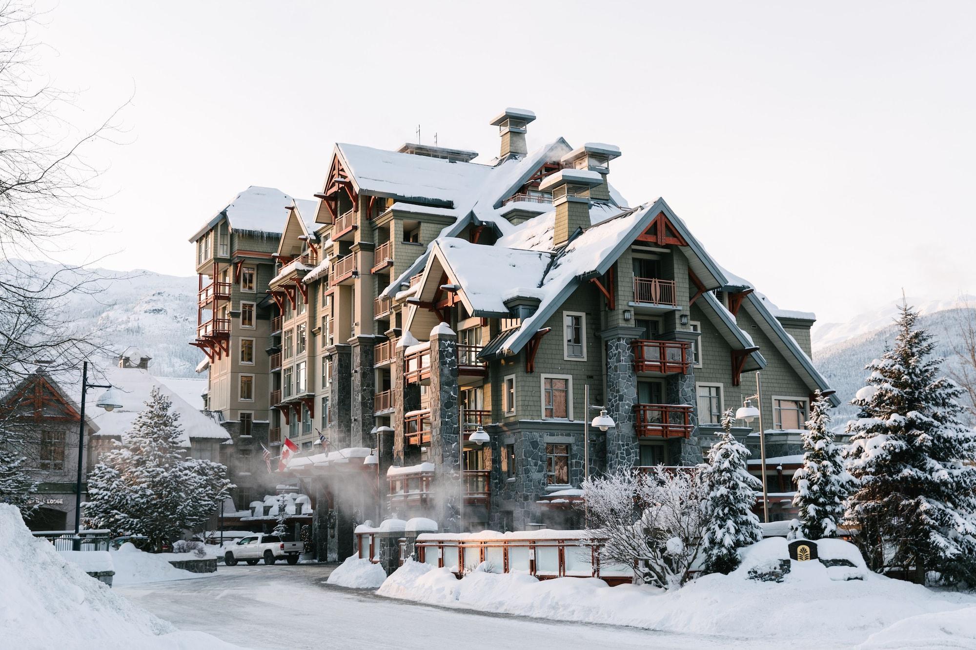 Vista Exterior Pan Pacific Whistler Village Centre