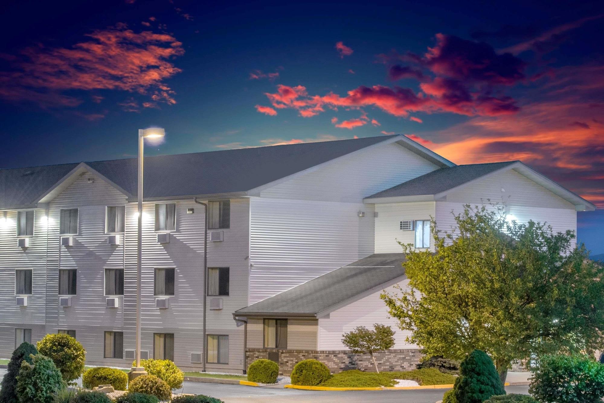 Vista Exterior Super 8 by Wyndham Altoona