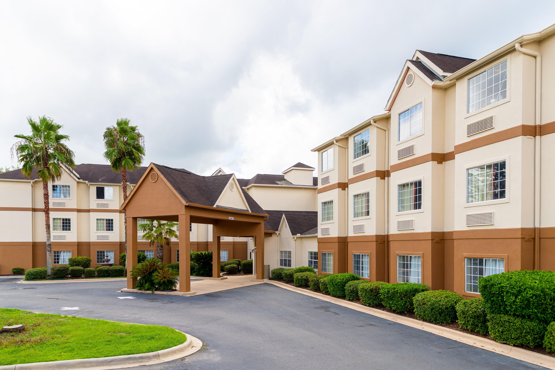 Vista Exterior Red Roof Inn PLUS+ & Suites Savannah - I-95
