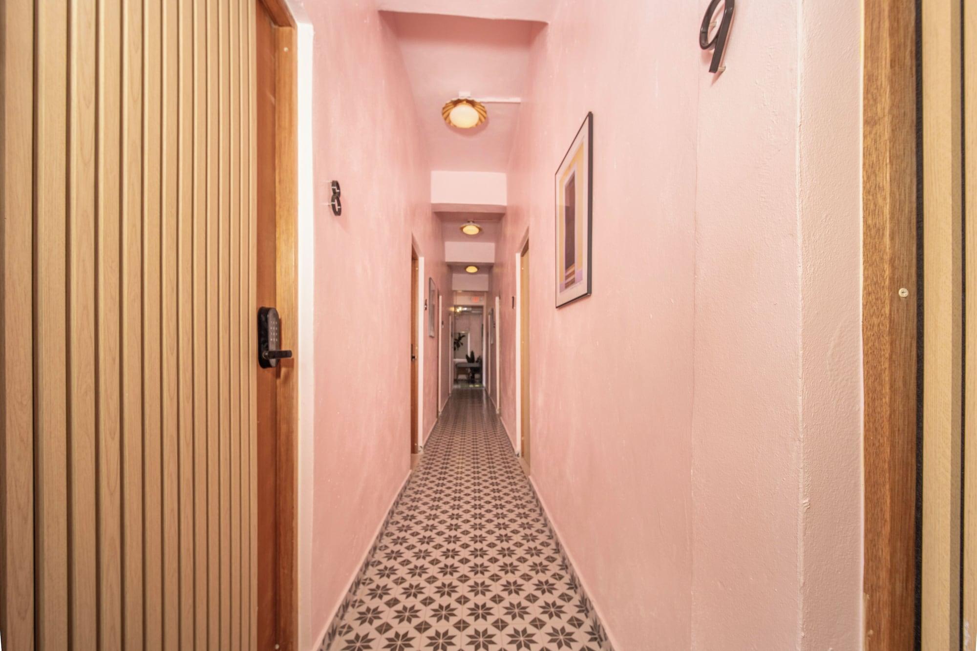 Varios Room 5: Relaxed City Haven in Santurce