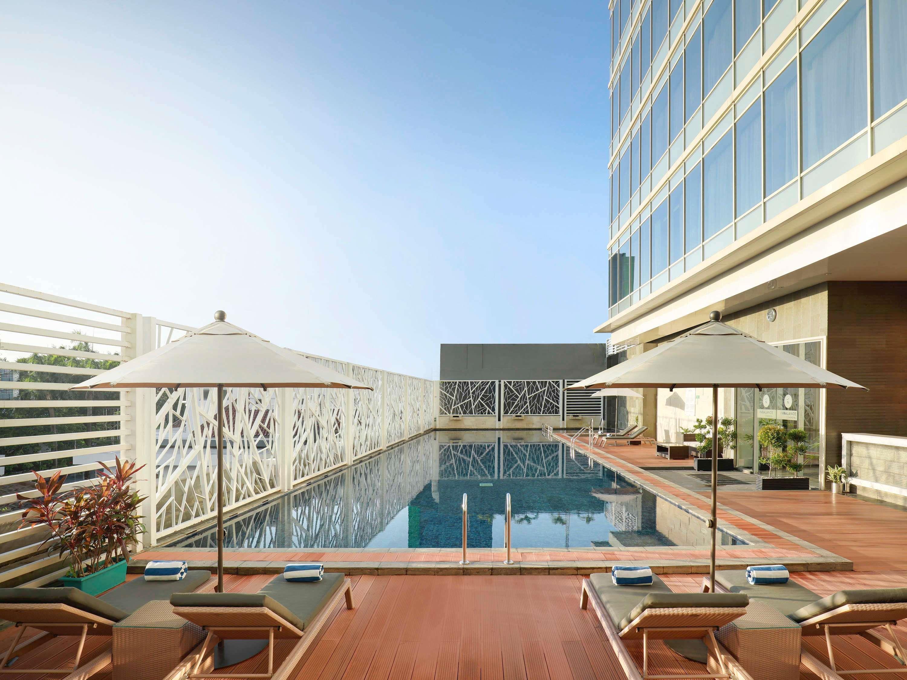 Vista Piscina Novotel Makassar Grand Shayla