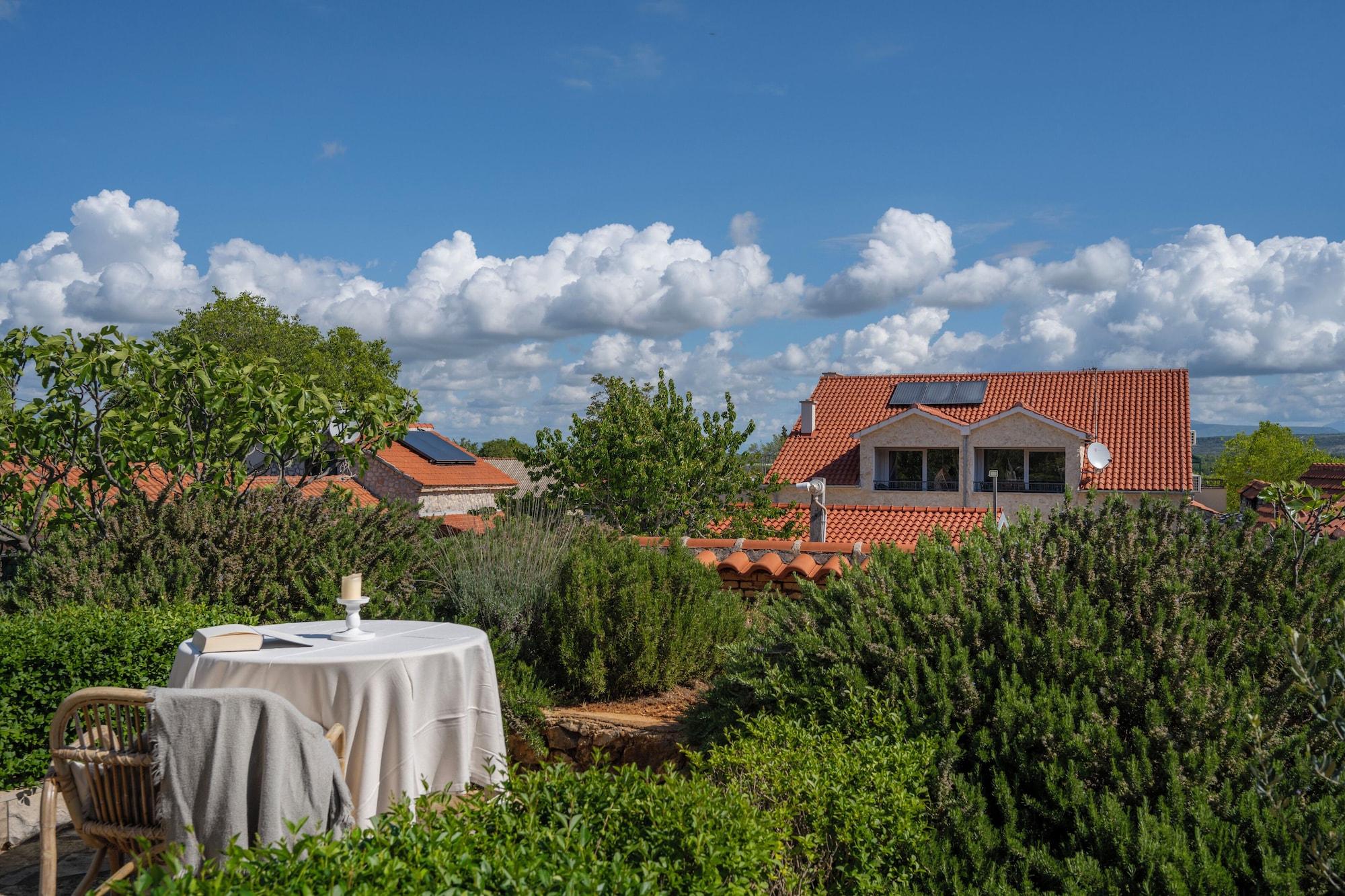 Vista Exterior Kalpić Suites & Villa