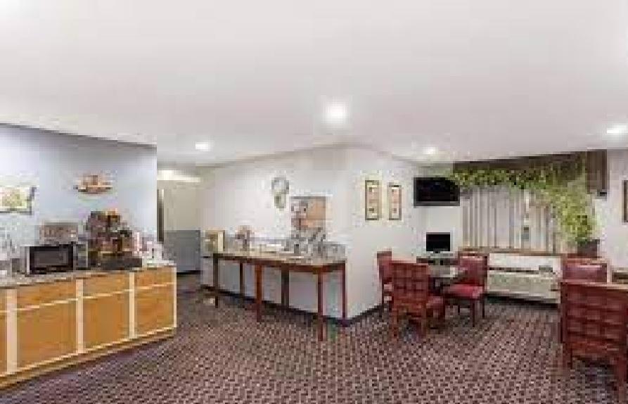Vista Lobby Super 8 by Wyndham Selma/Fresno Area