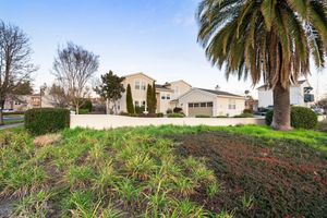 Alquiler Vacacional - Fiano by Avantstay Centrally Located Haven w/ Stunning Courtyard & Pool Table