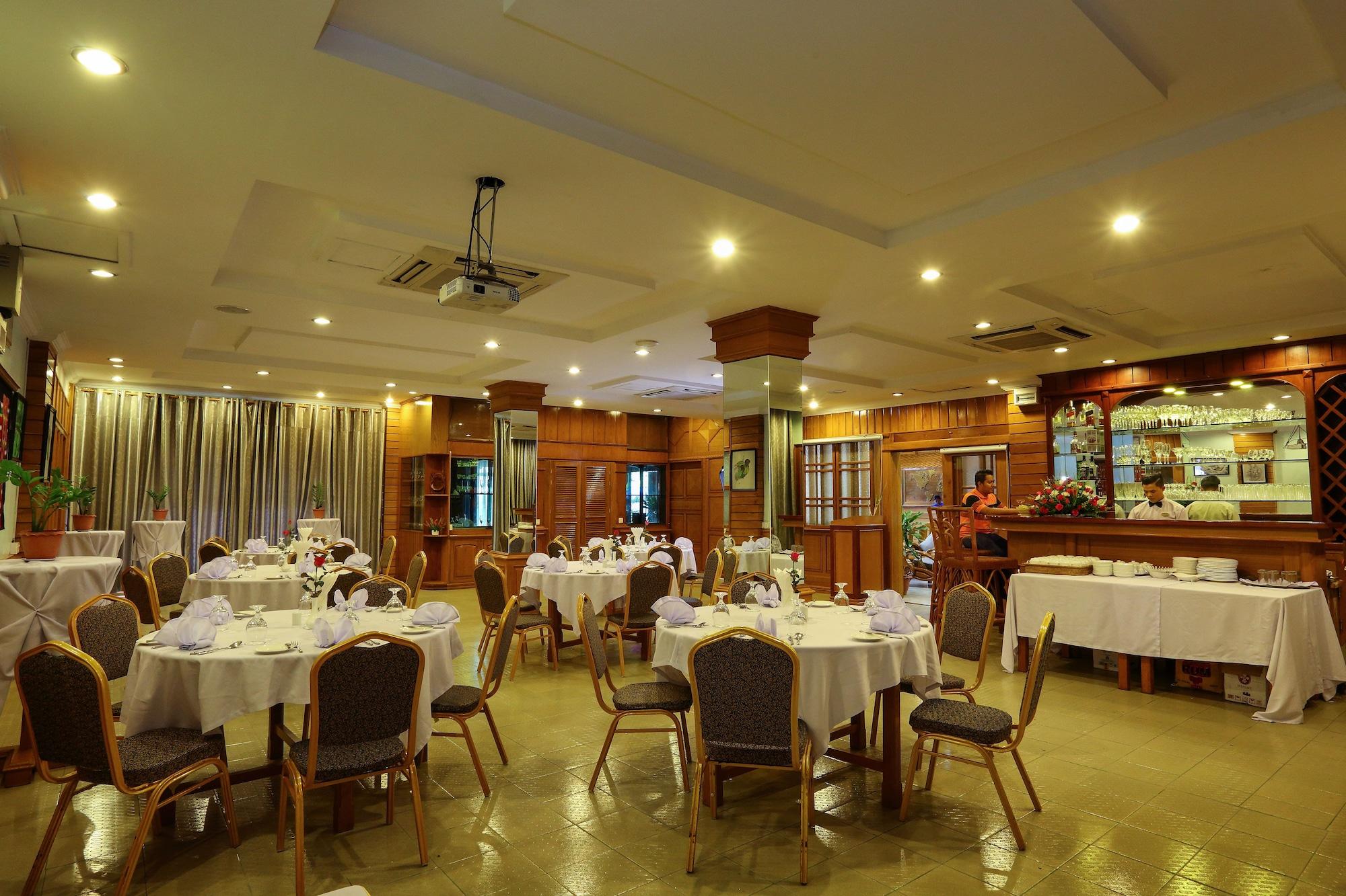 Bar/Salón Hotel Dingar