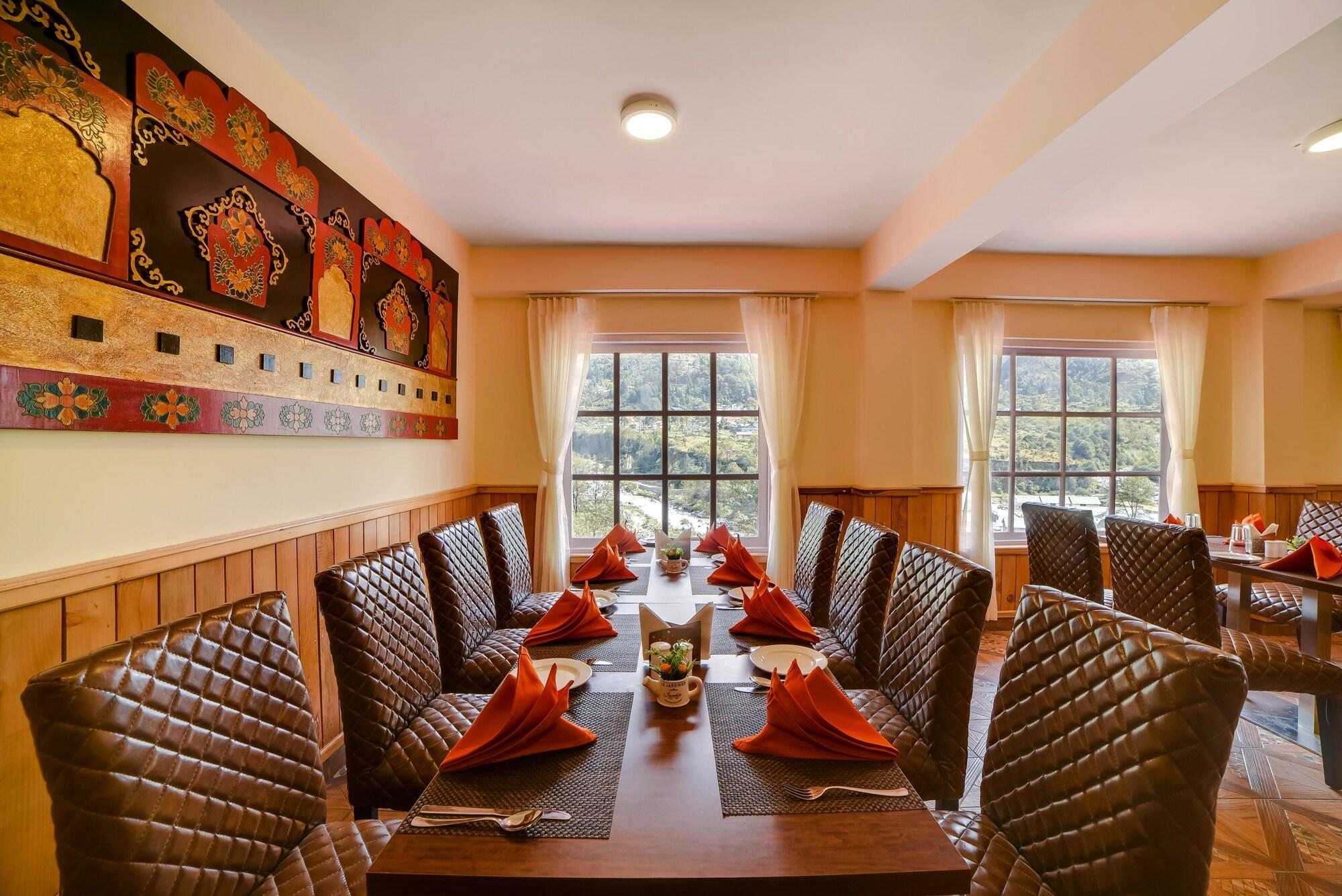 Restaurant Summit Khangri Karpo Retreat and Spa