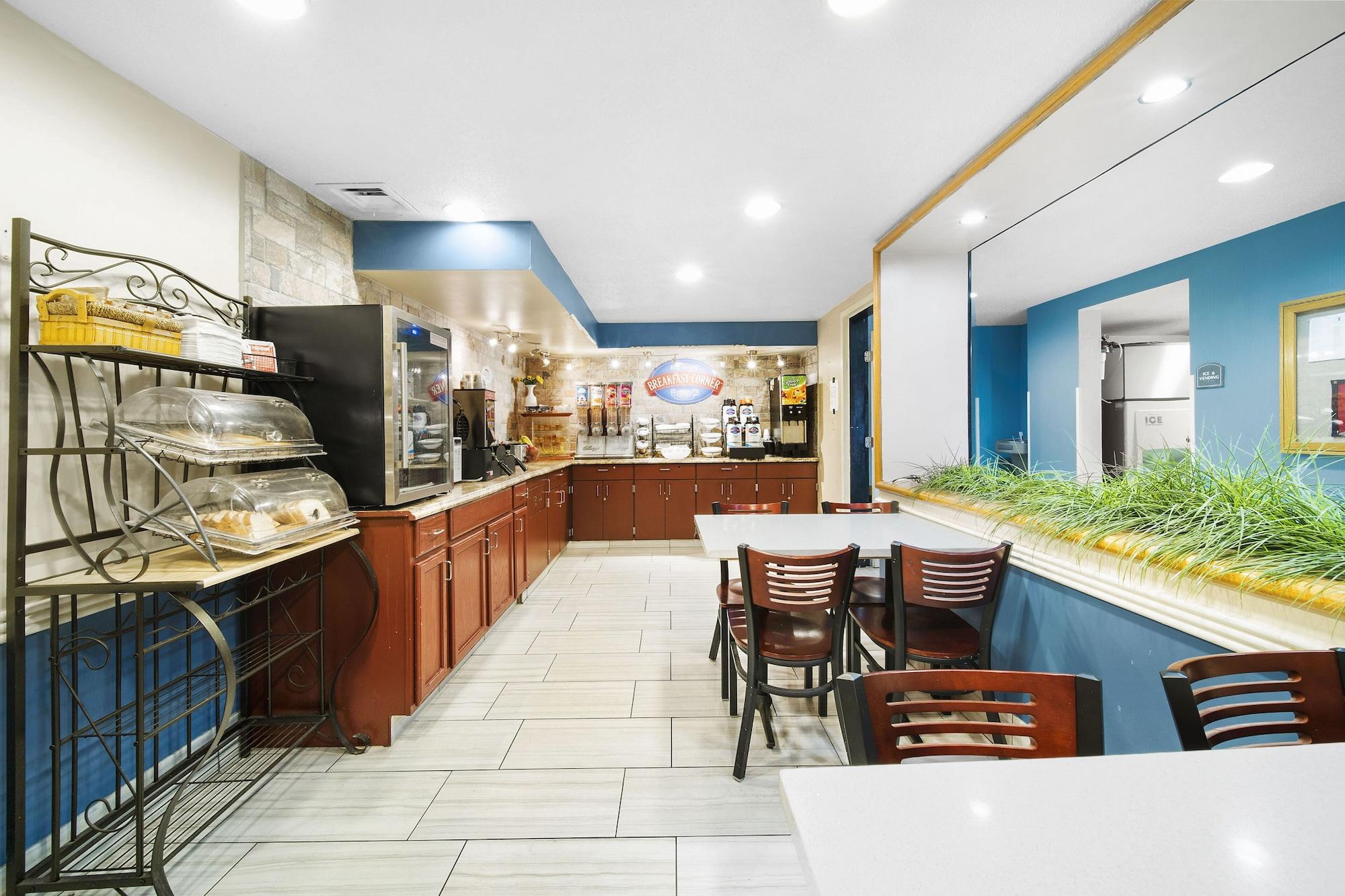 Restaurant Baymont by Wyndham Muncie Near Ball State University