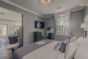 Alquiler Vacacional - Historic Schoolhouse w/ Hot Tub, Fireplace & King Bed