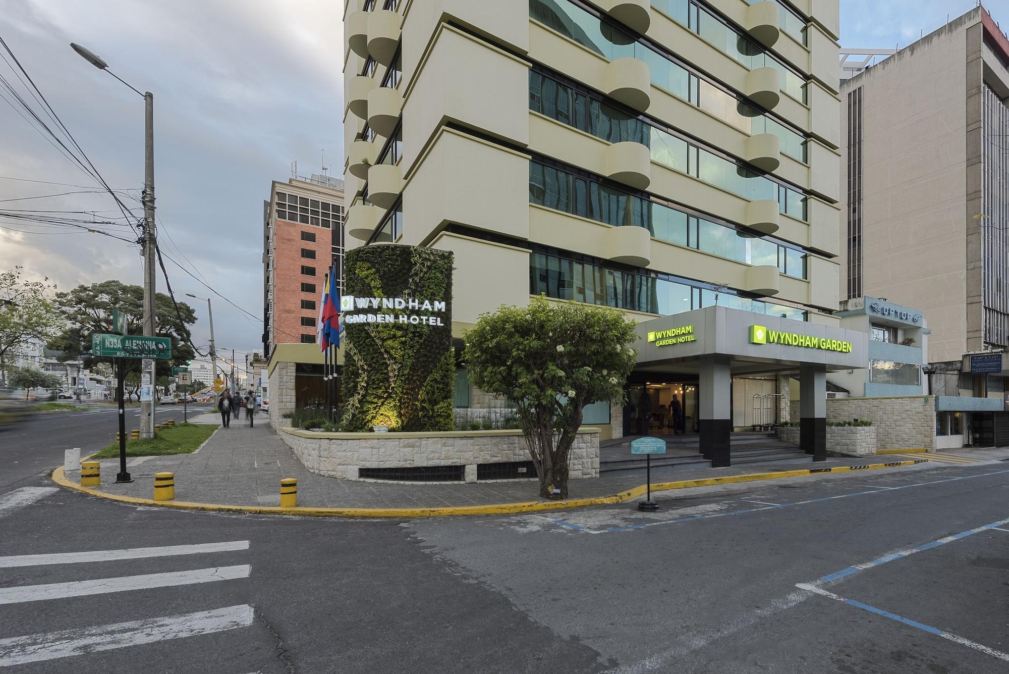 Vista Exterior Wyndham Garden Quito