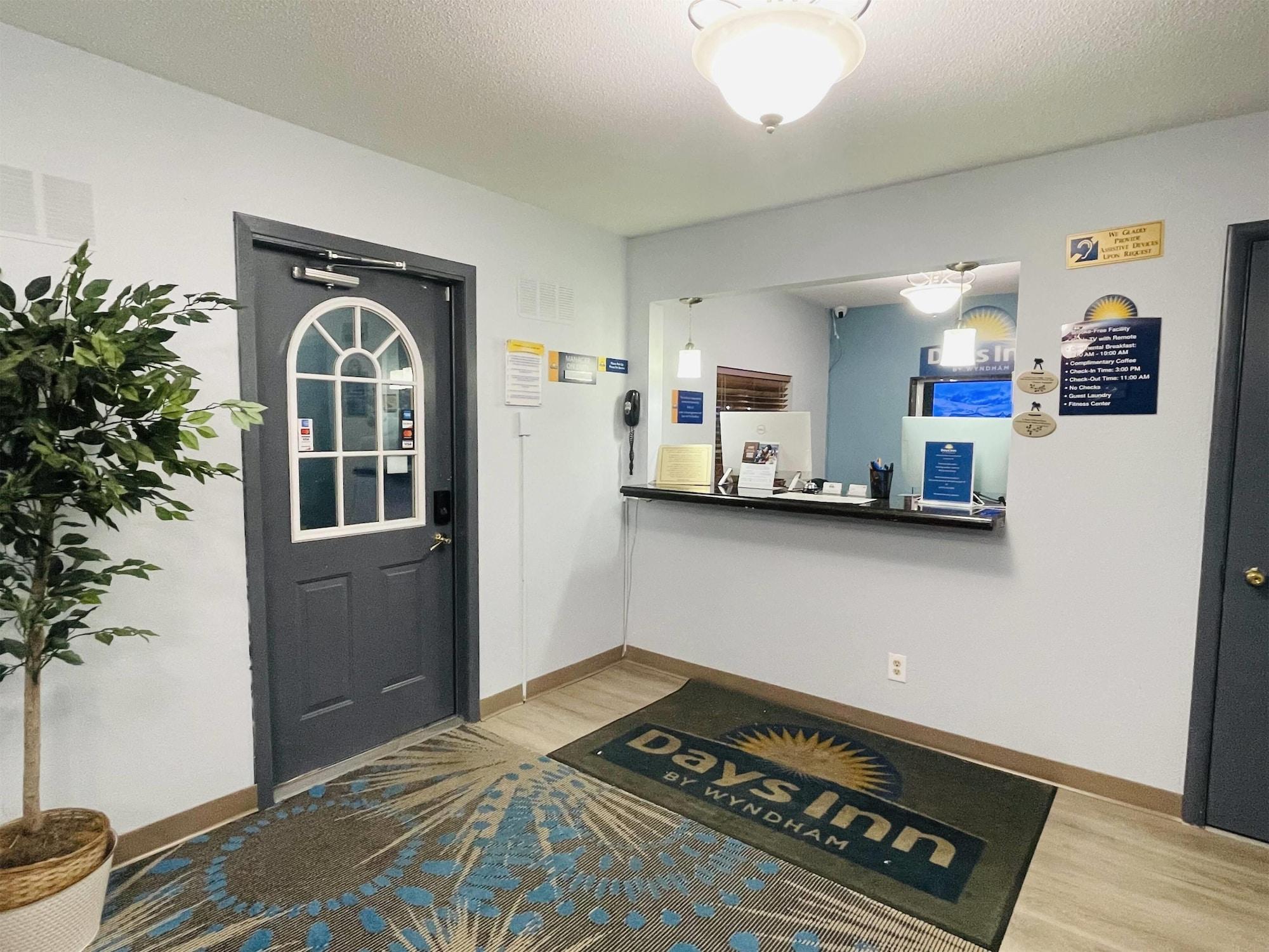 Vista Lobby Days Inn by Wyndham Jamestown
