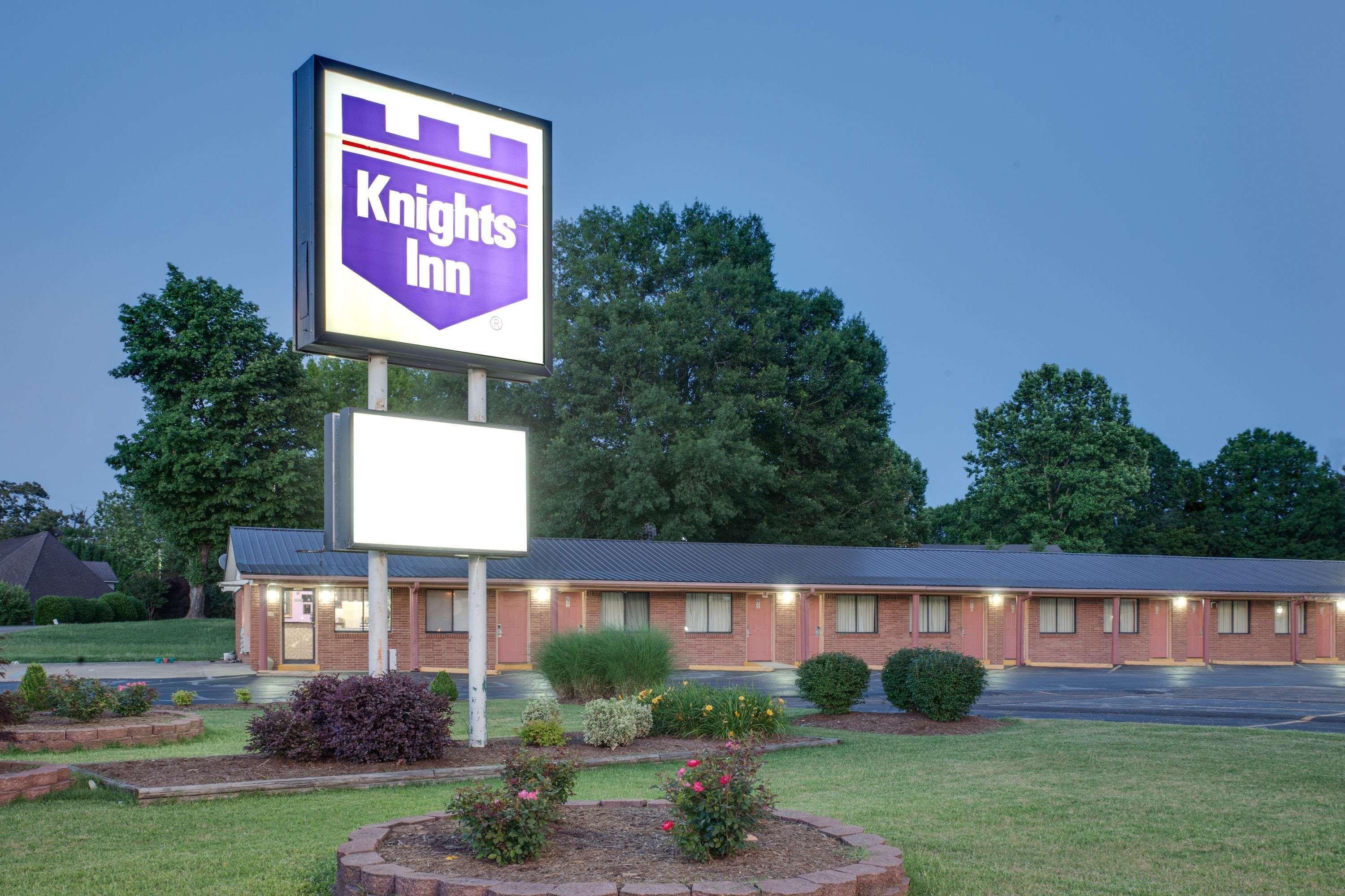 Varios Knights Inn Paris