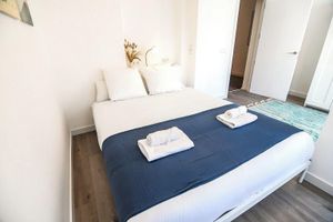 Alquiler Vacacional - Contemporary chic Sun-Drenched Oasis with Balcony