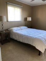 Alquiler Vacacional - Adorable 4 bedroom lakefront home with dock on a quiet street