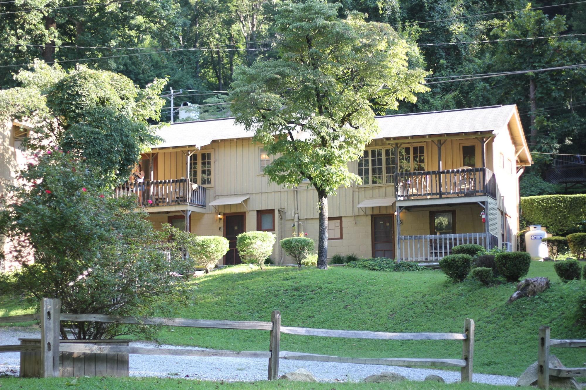 Vista Exterior Evening Shade River Lodge and Cabins