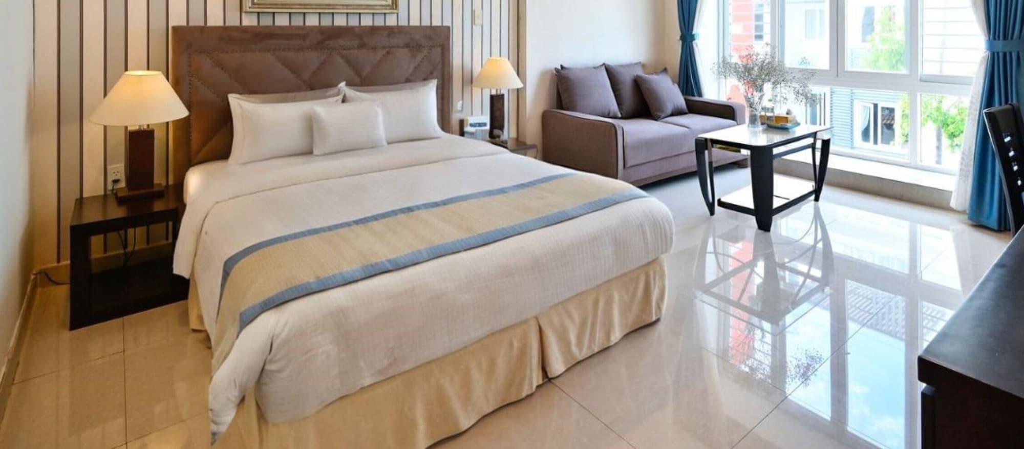 Varios Laguna Hotel