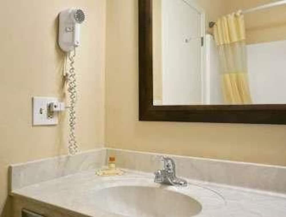 Baño Days Inn by Wyndham Madisonville