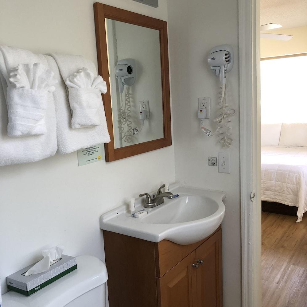 Baño Coral Key Inn