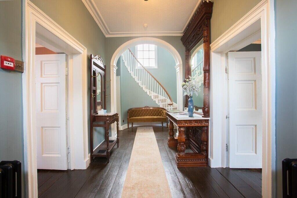 Vista Lobby Ivy House