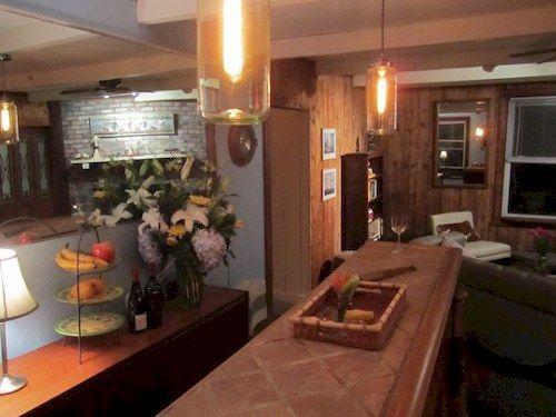 Vista Lobby Crew's Quarters Boarding House Caters to Men