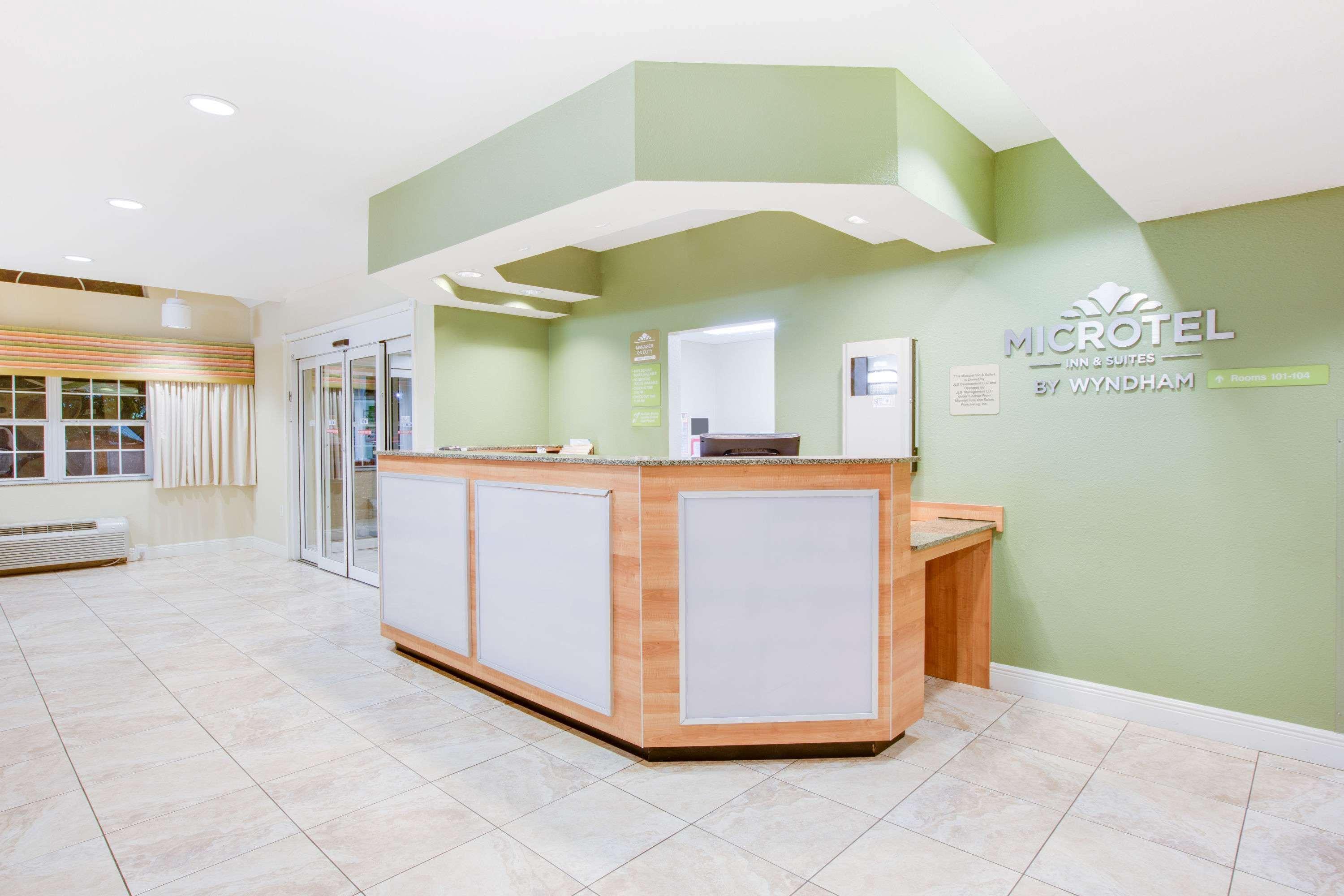 Vista Lobby Microtel Inn & Suites by Wyndham Saraland/North Mobile