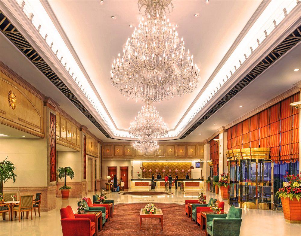 Vista Lobby Golden Crown China Hotel