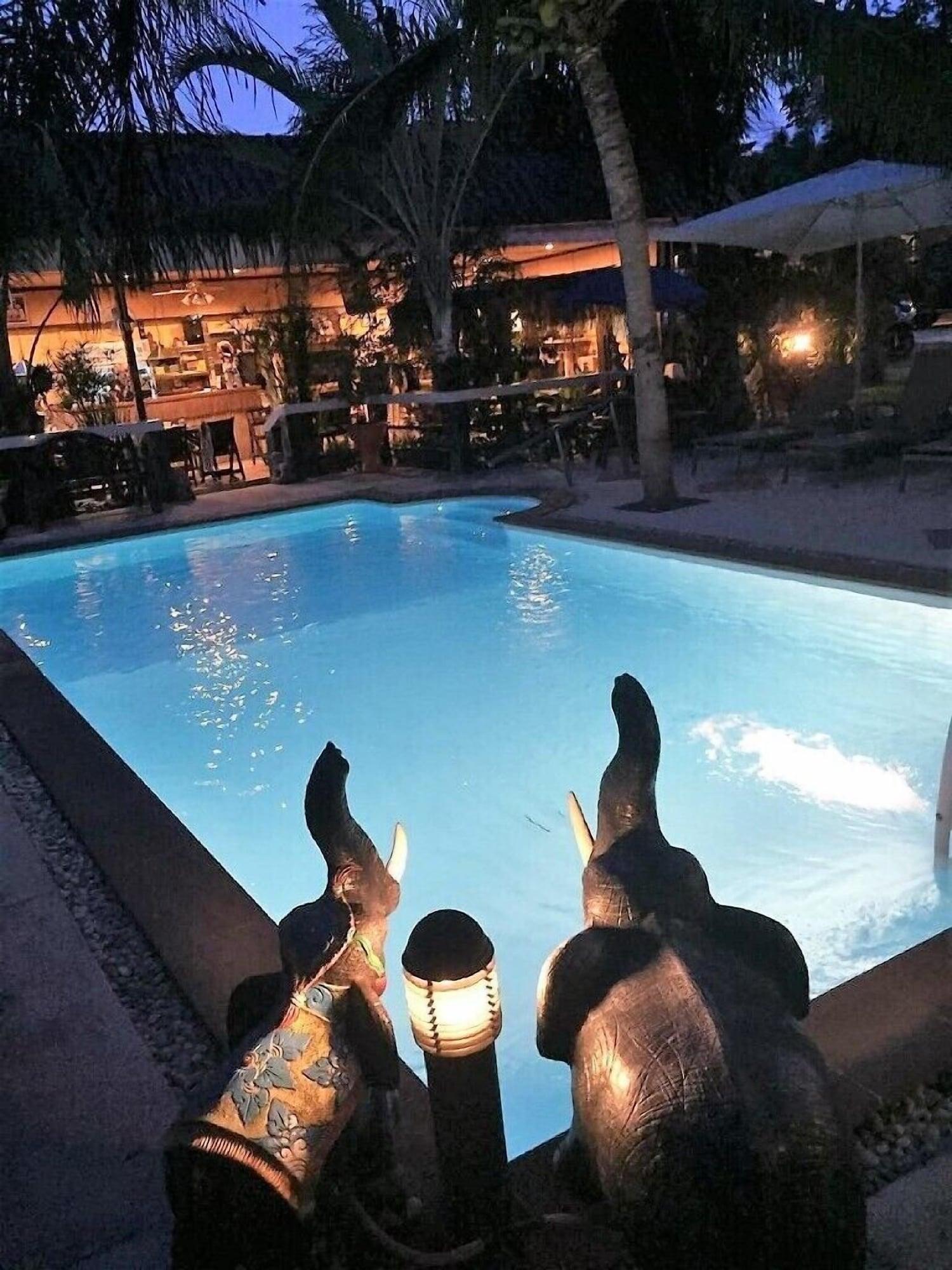 Vista Piscina Bee Nat Garden Resort