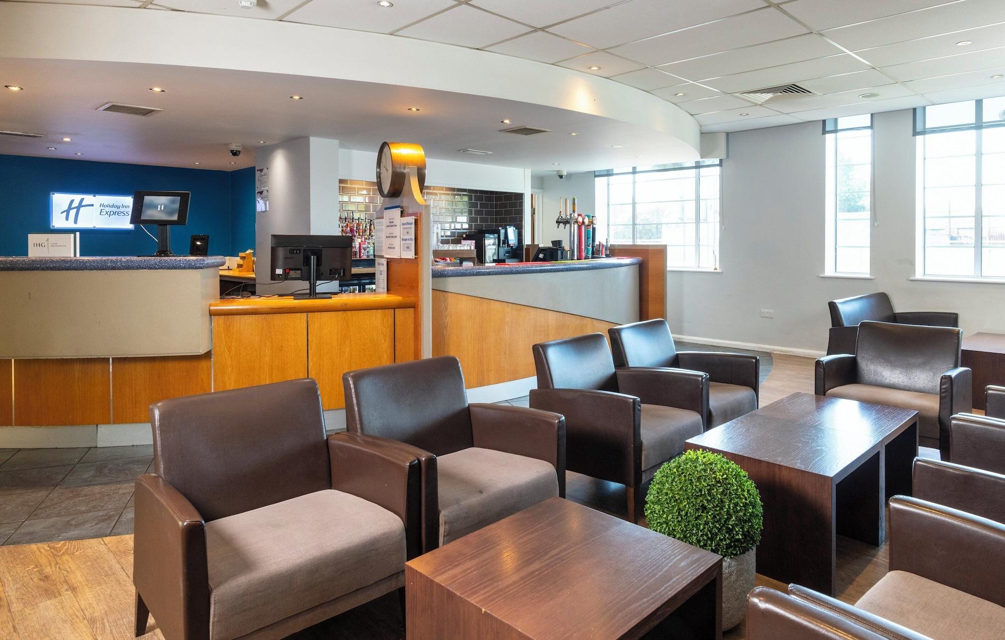 Bar/Salón Holiday Inn Express London Chingford by IHG