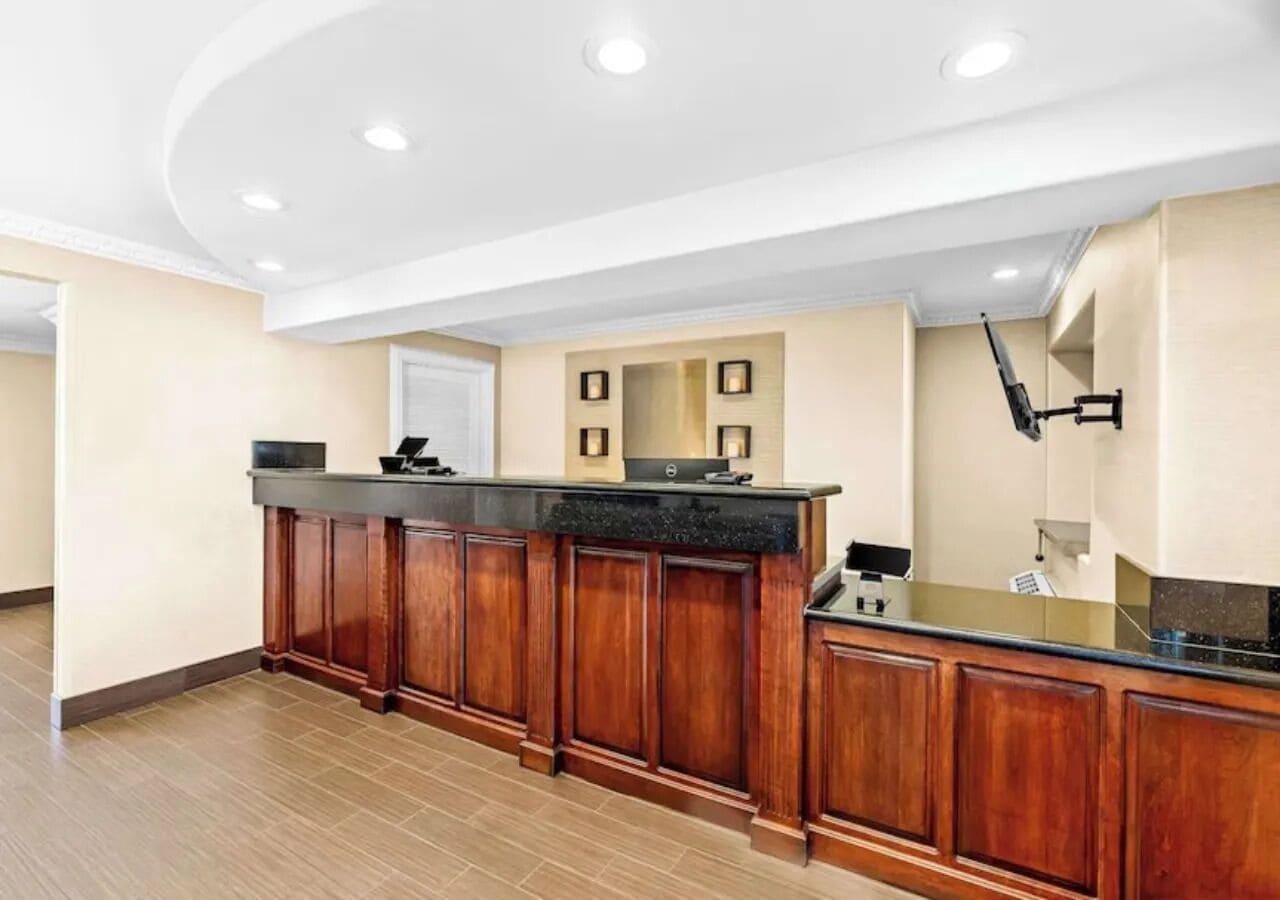 Vista Lobby Aurora Inn