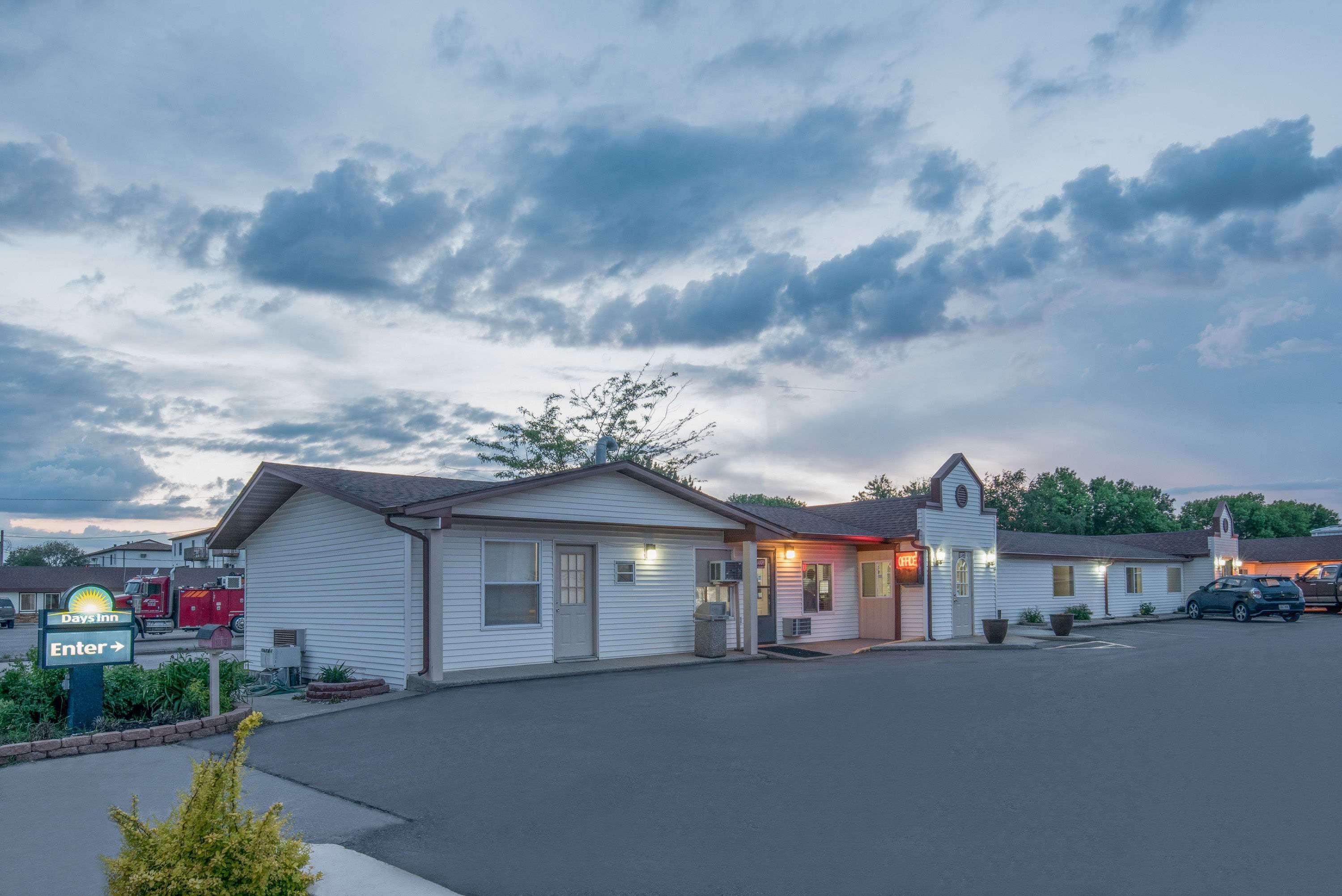 Vista Exterior Days Inn by Wyndham Jamestown