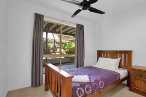 Alquiler Vacacional - Large family home with a wrap around deck catching the sea breeze.