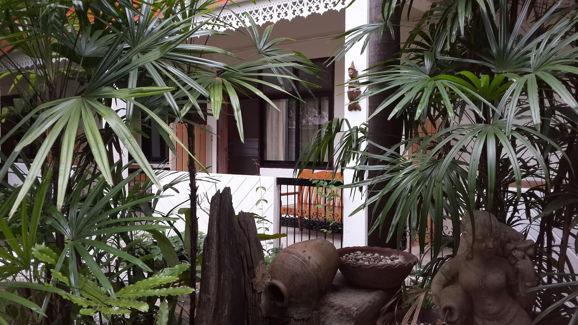 Vista Exterior Hollanda Montri Guesthouse