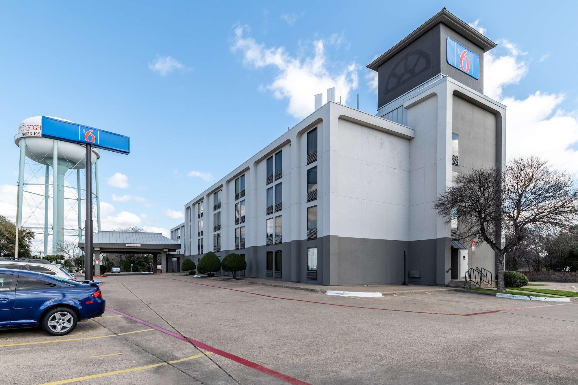Vista Exterior Motel 6 Lewisville, TX - Medical City