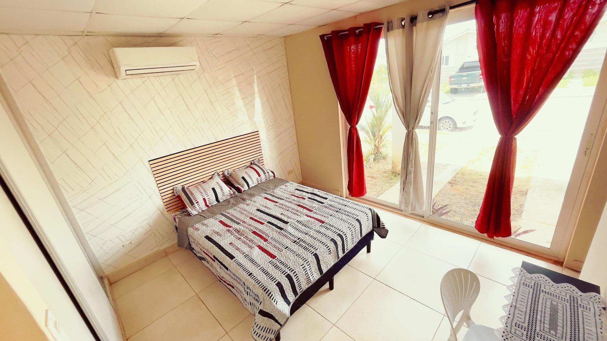 Habitación Habitación con entrada Privada en Playa Dorada + Kitchenette y baño.