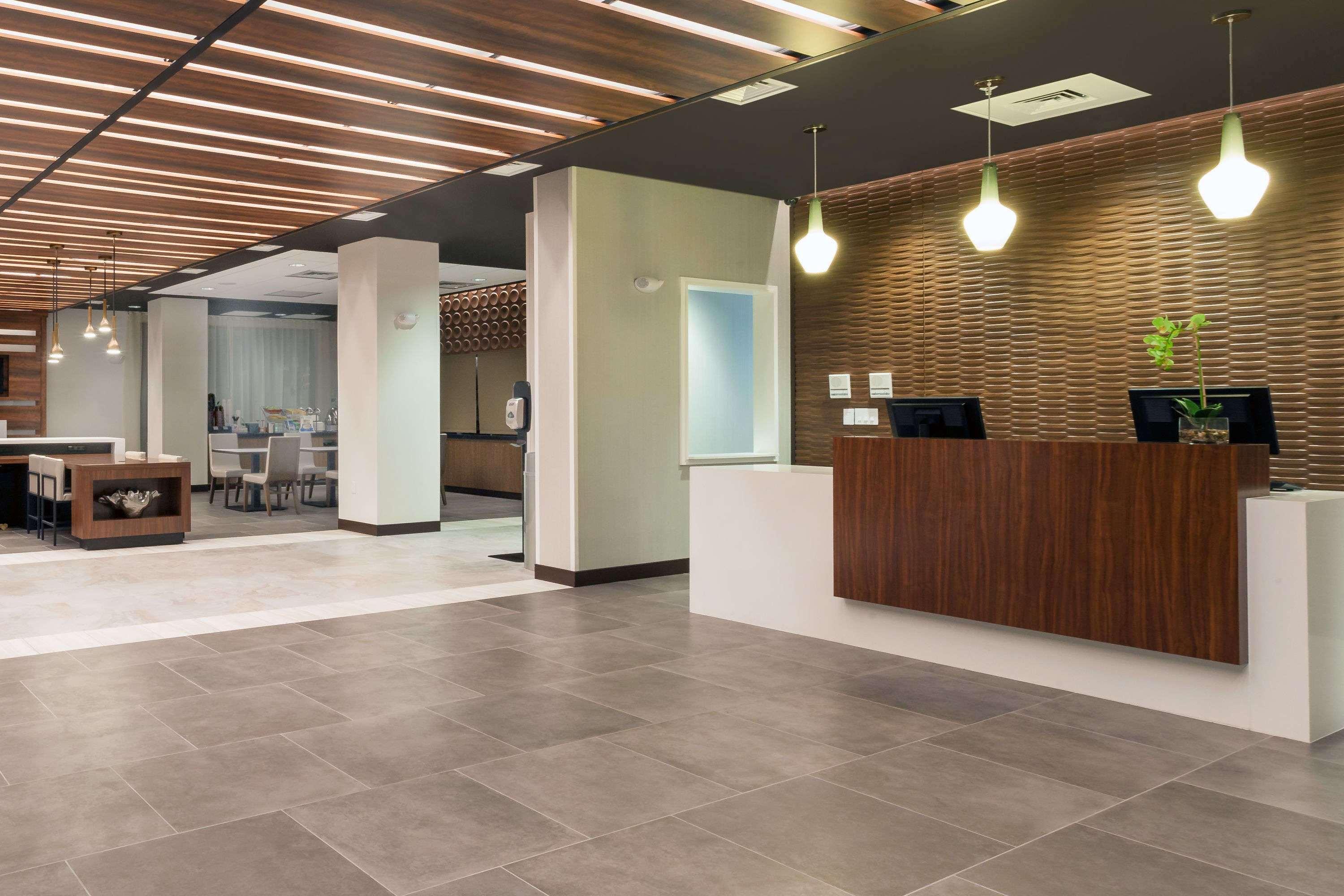 Vista Lobby Wingate By Wyndham Altoona Downtown/Medical Center