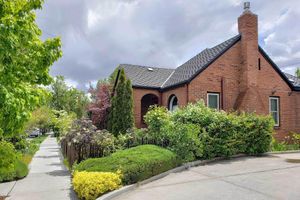 Renta Vacacional - Ski, Shop & Explore: Walkable Midtown Reno Oasis!