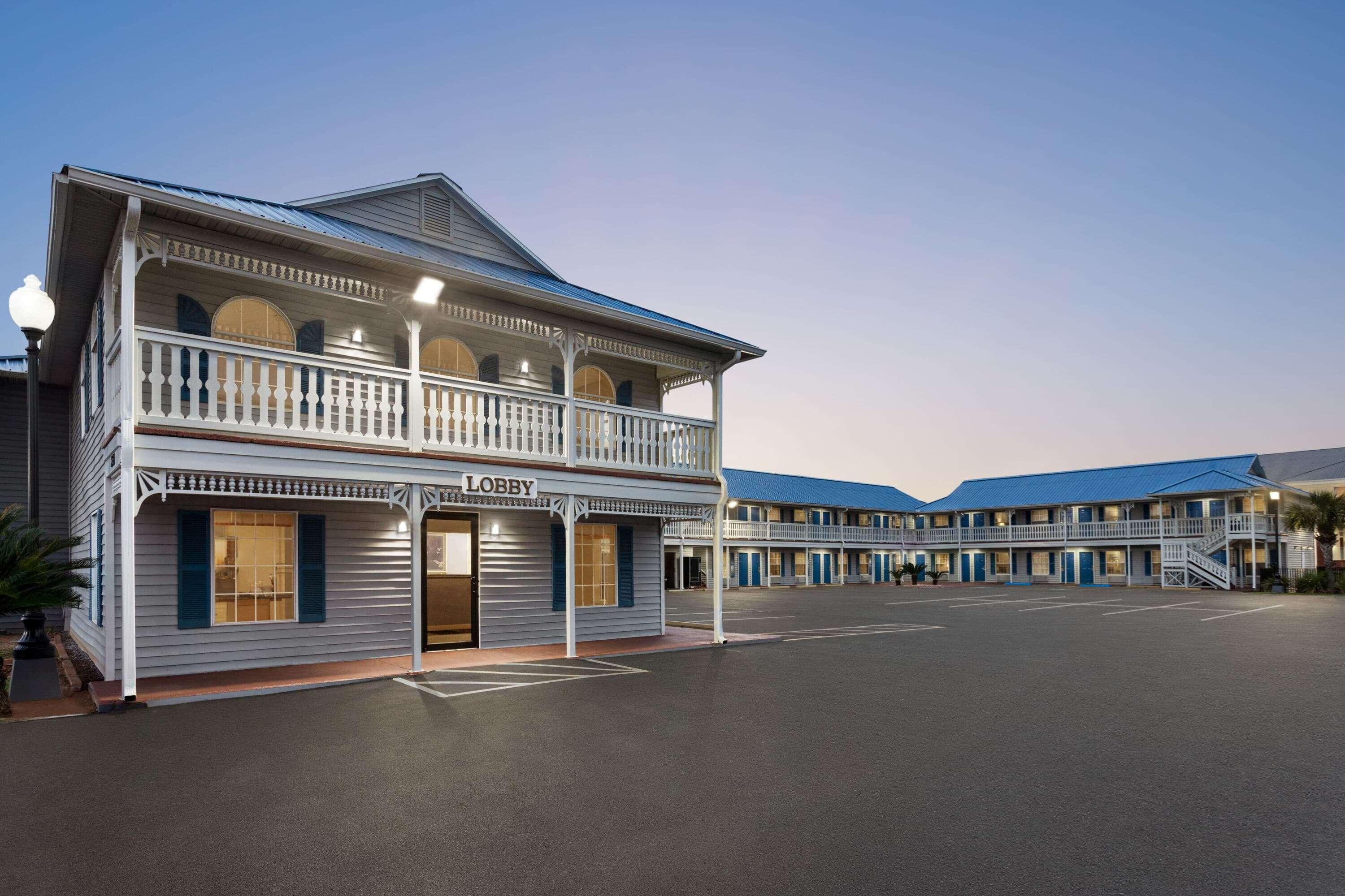 Vista Exterior Super 8 by Wyndham Foley