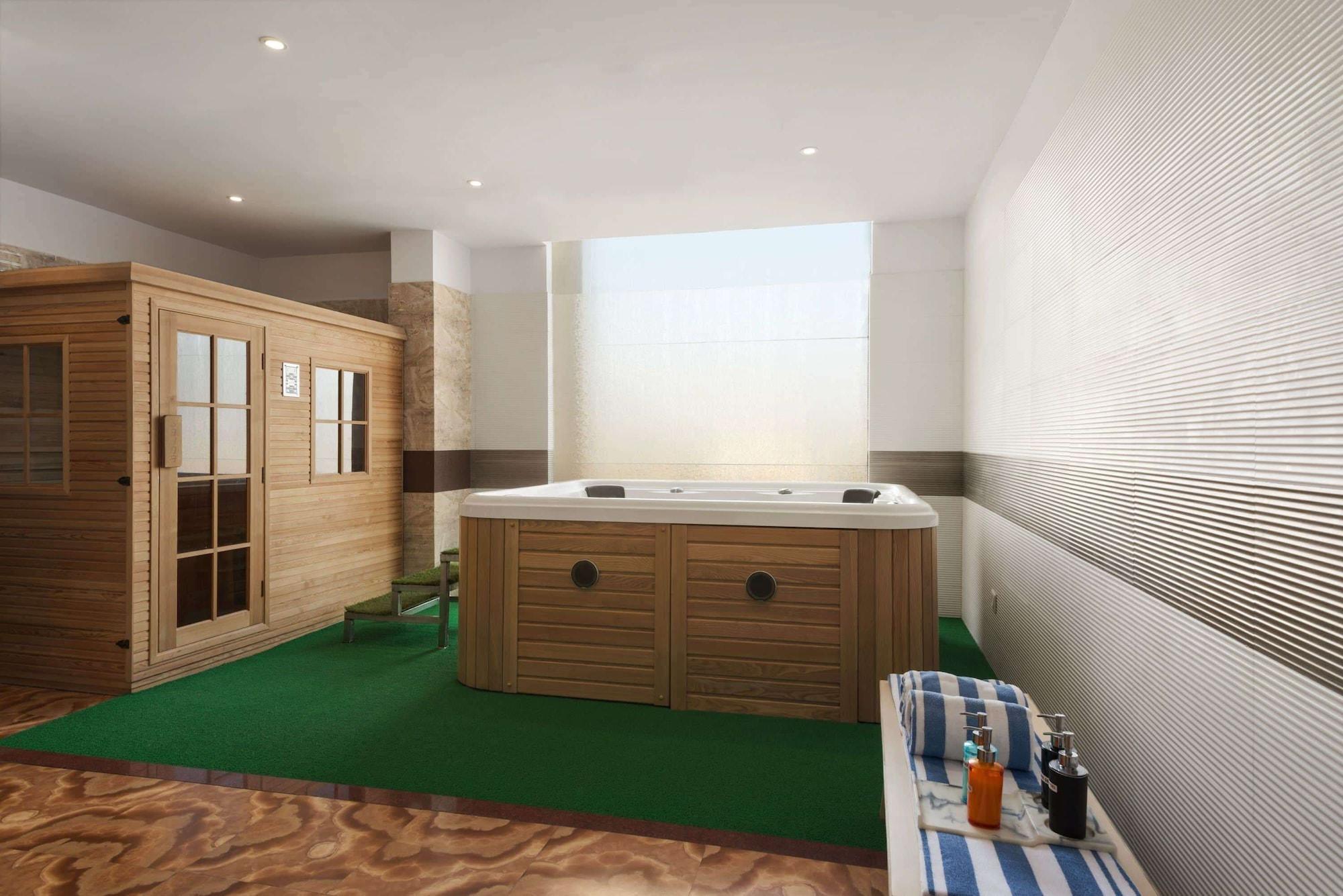 Vista Piscina Ramada by Wyndham Neemrana