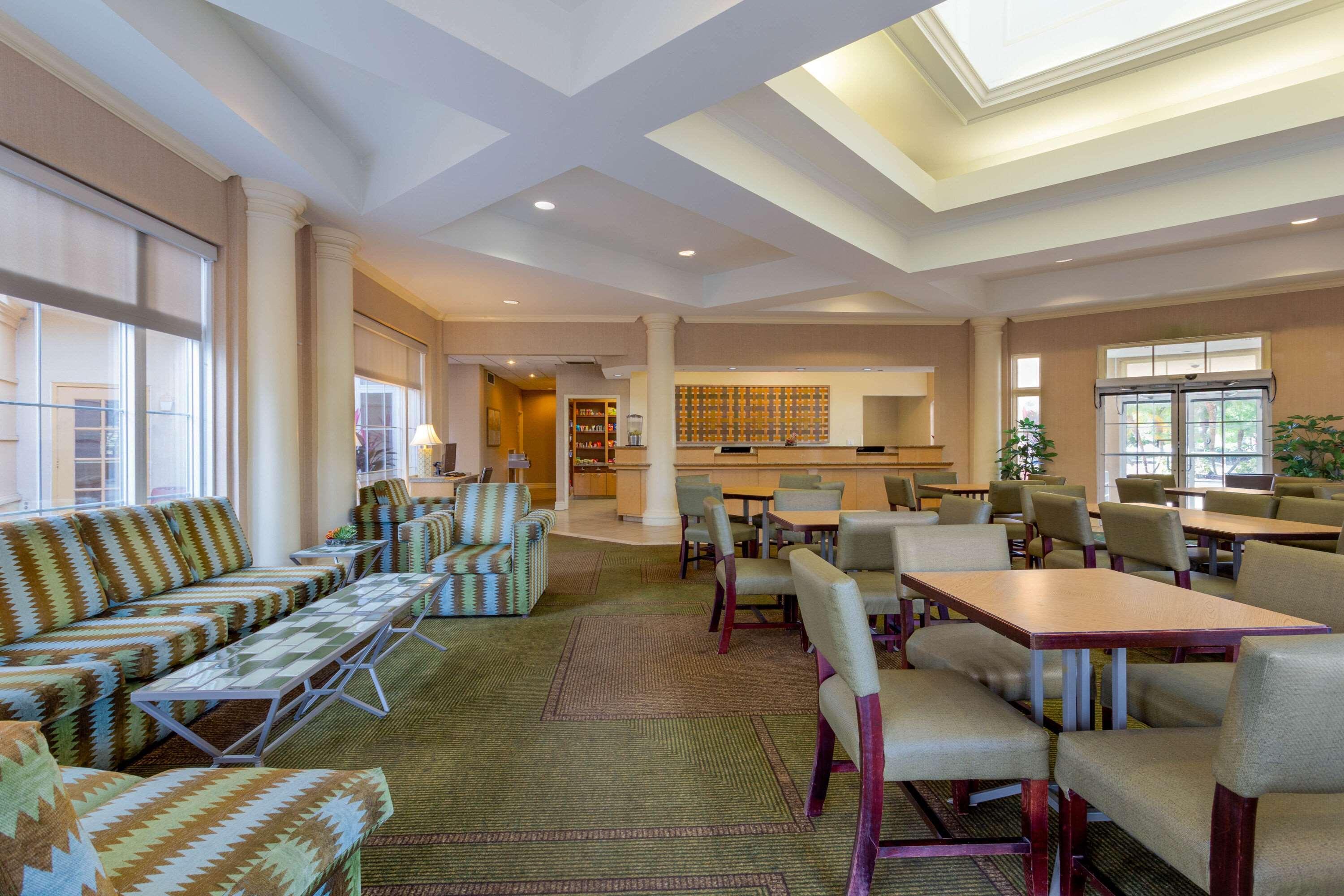 Vista Lobby La Quinta Inn & Suites by Wyndham Lakeland West