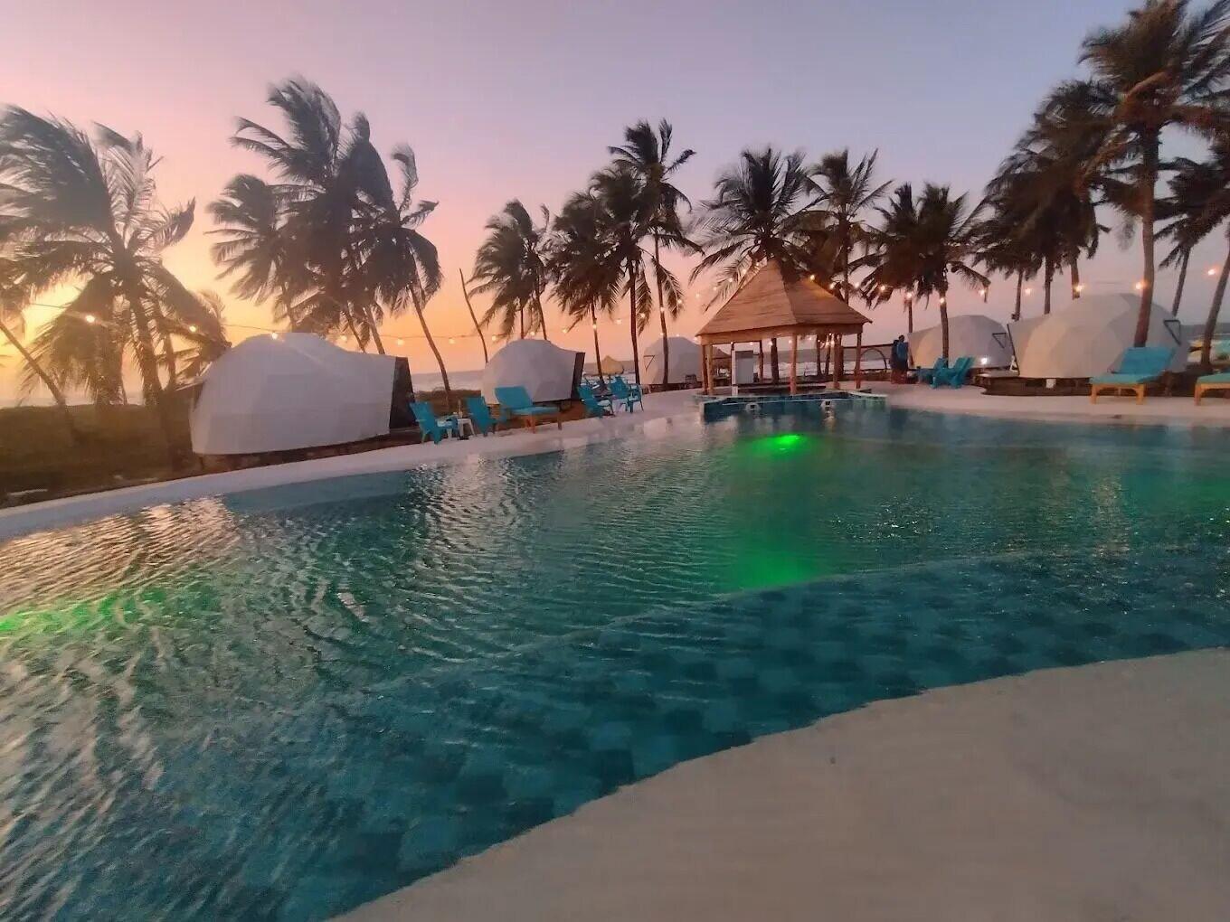 Vista Piscina AQUA BREEZE GLAMPING
