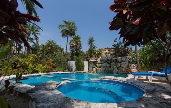 Beachfront Villa with pool & waterfall: Gorgeous sandy beach - Hoteles cerca de Playa Las Palmas en Tulum