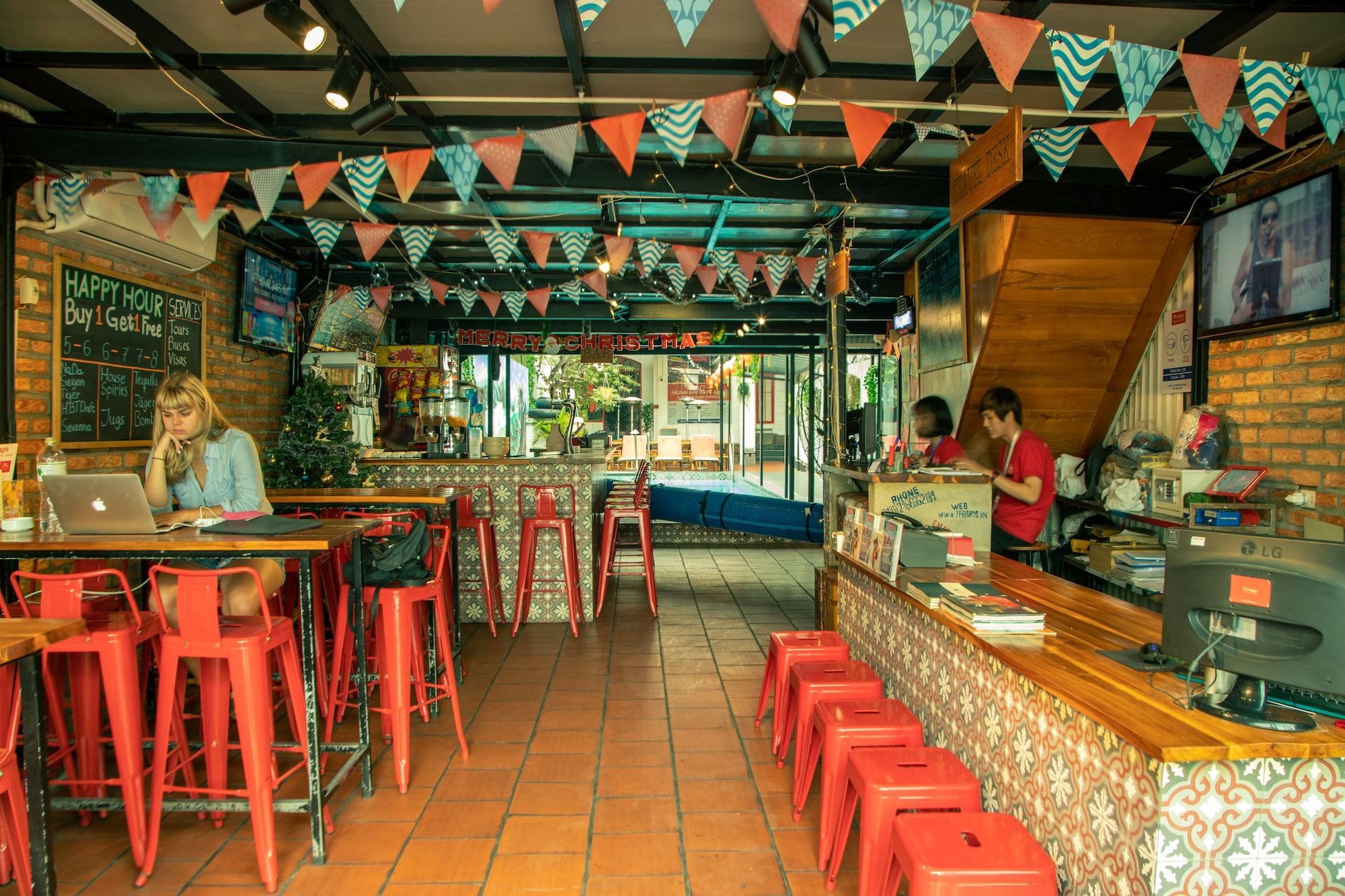 Vista Lobby 7Fridays Westlake Hostel